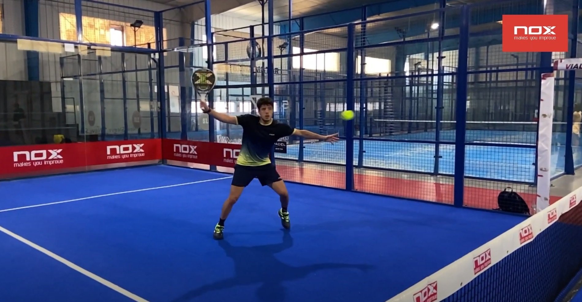 Cómo hacer la volea de drive en pádel - NOX