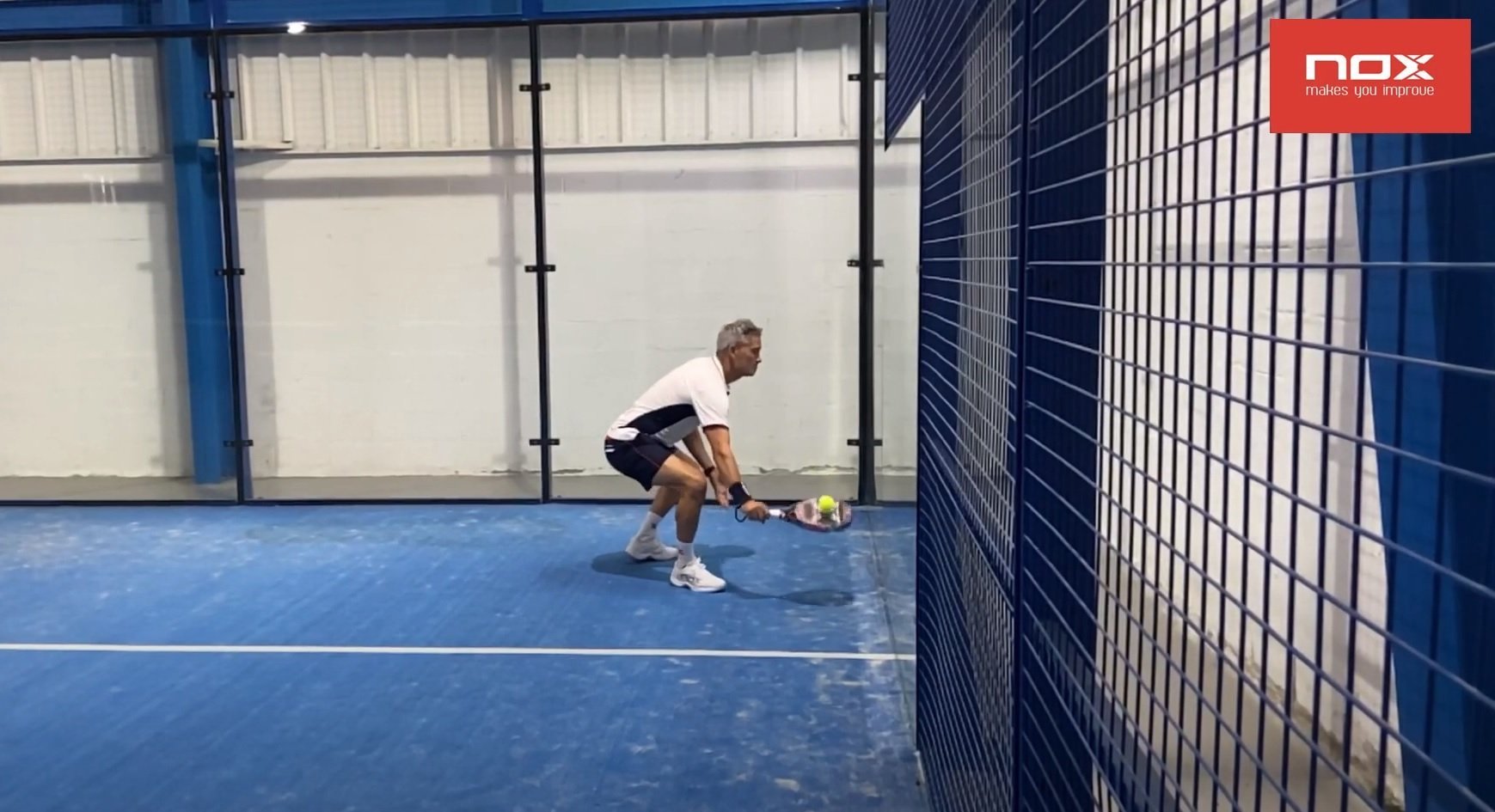 Salida de pared de revés de globo en pádel - NOX