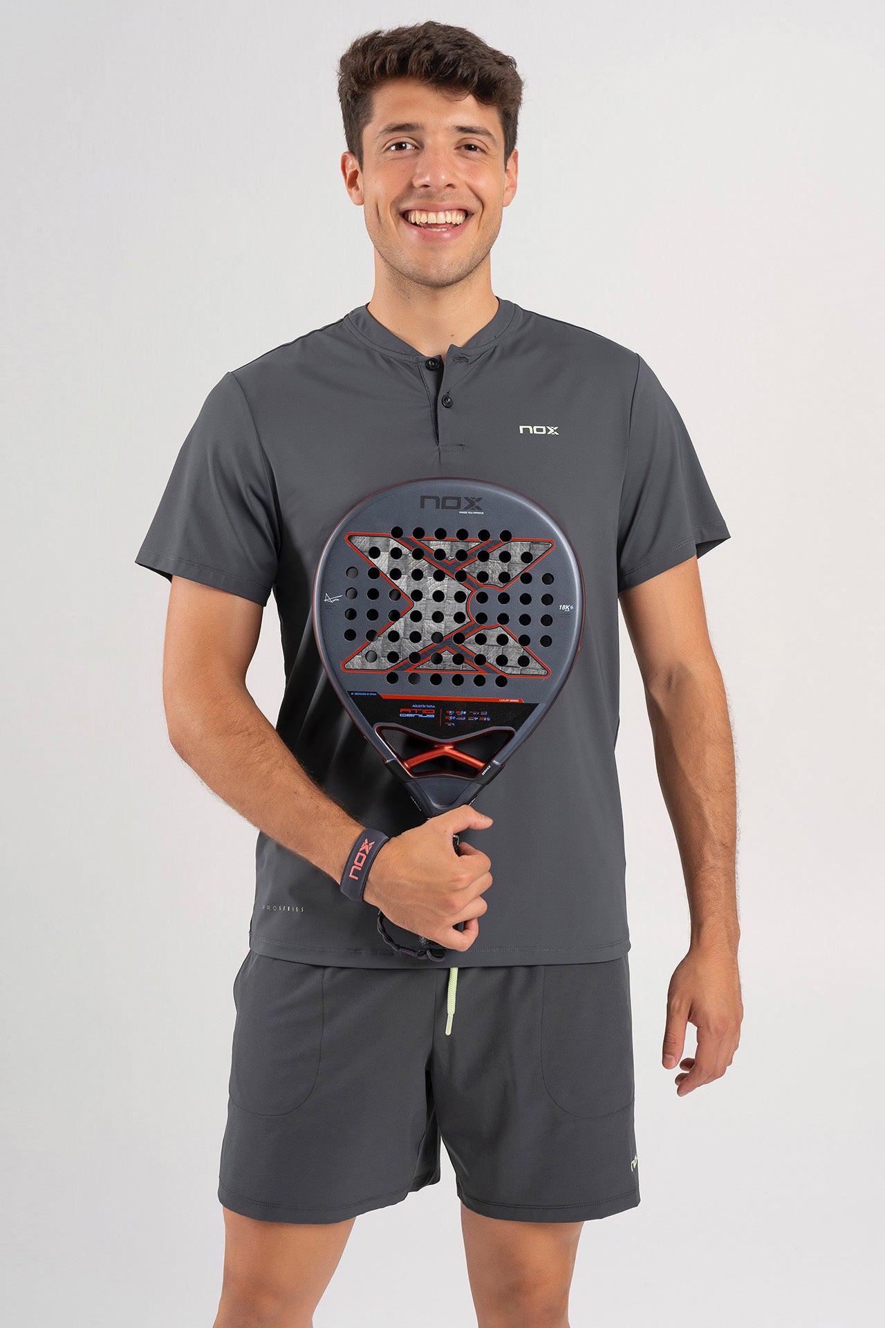 Agustin tapia con su pala de pádel AT10 Luxury GENIUS 18K Alum 2025 by Agustín Tapia