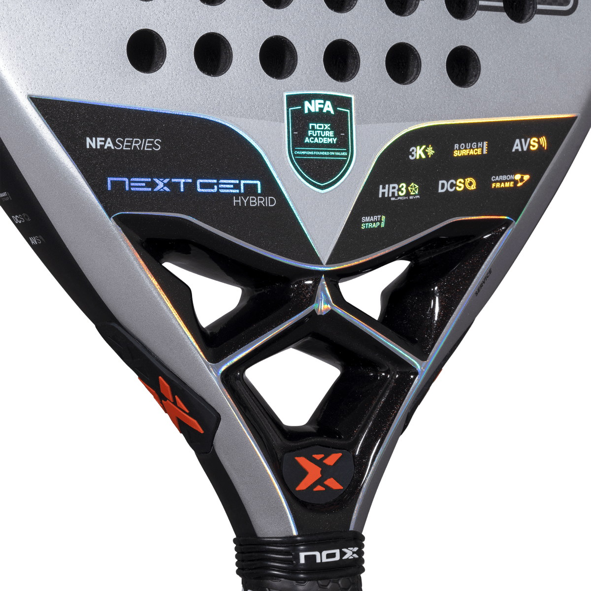 Detalle del puente de la pala de pádel NOX NextGen Pro Hybrid 3K, donde se aprecian las tecnologías incorporadas, como el sistema AVS para absorción de vibraciones, el marco de carbono, el núcleo HR3 y la superficie rugosa Rough Surface. También se observa el logotipo de la NOX Future Academy y el Smart Strap para un agarre personalizable. Diseño en tonos plateado, negro y detalles en naranja y azul.