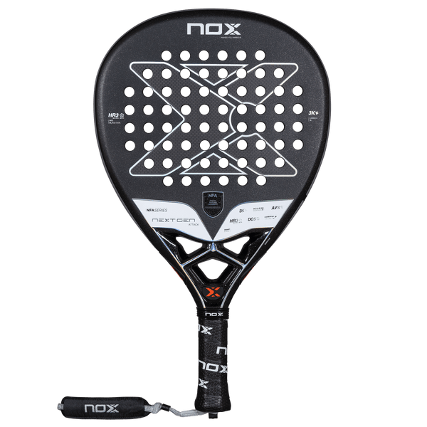 Pala de pádel NOX NextGen Pro Attack 3K, con diseño en negro y detalles en blanco y naranja. Cuenta con una estructura perforada, puente reforzado y tecnología AVS para reducir vibraciones. Su grip incluye una correa de seguridad acolchada para mayor comodidad y sujeción.